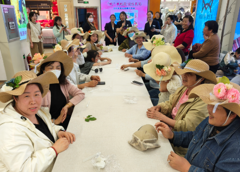 “帽”美如花   感恩母親指尖傳； 繽紛彩繪   致謝母愛(ài)金威贊